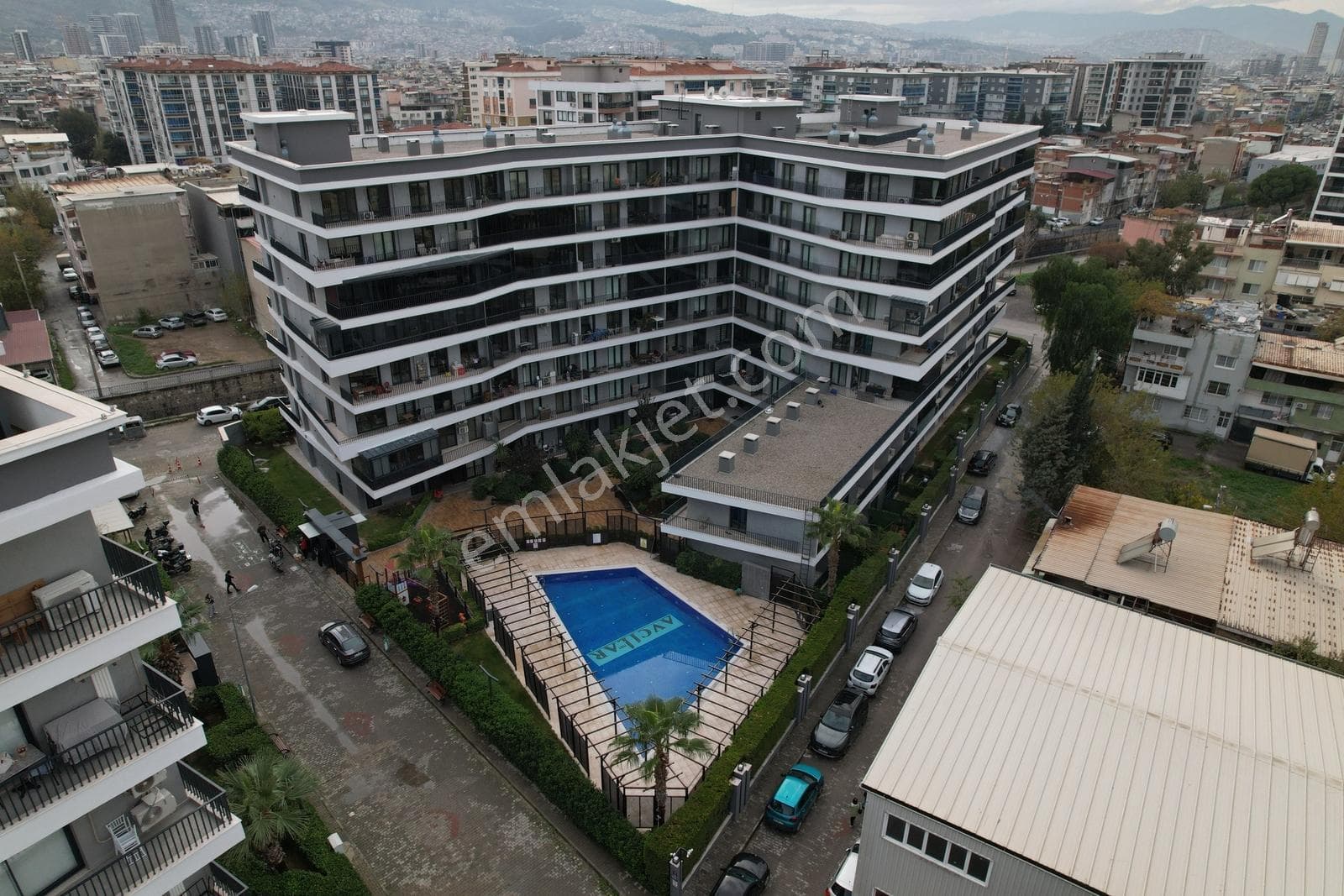Pasifikten Bornova Avcılar Prestijde Satılık Eşyalı 2+1 Daire