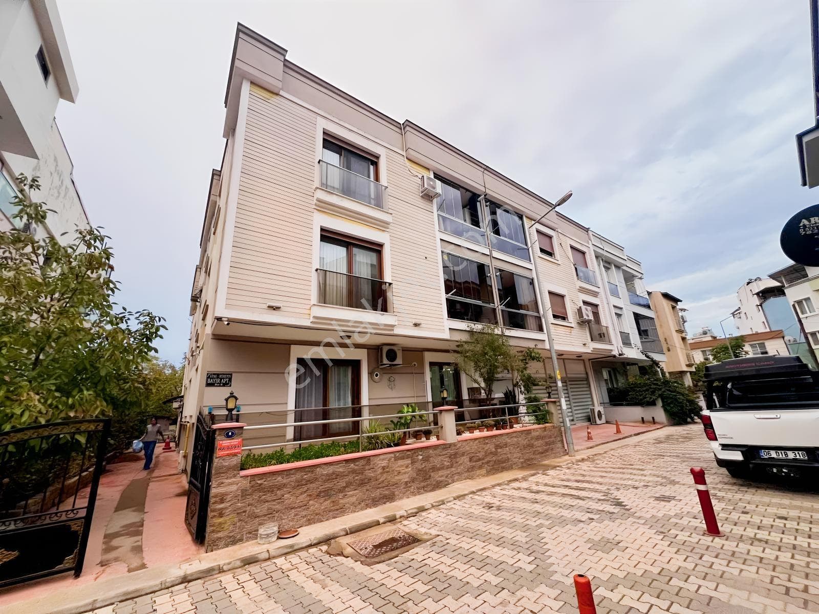Pasifikten Menderes Kemalpaşa Cadde Yakını 150 M² Net 3+1 Daire